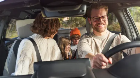 Hombre sentado en el asiento del conductor dentro del Honda HR-V