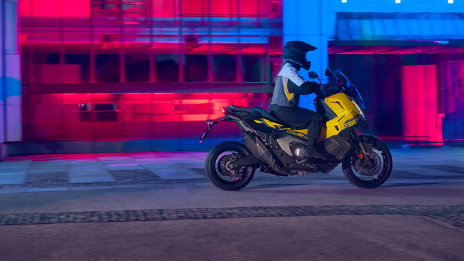Vista frontal de tres cuartos de la edición especial de la X-ADV con gráfico detrás