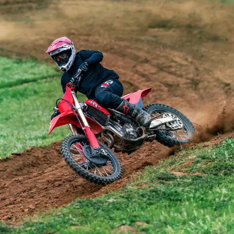 Imagen dinámica de la Honda CRF250R en la pista con el piloto de MX