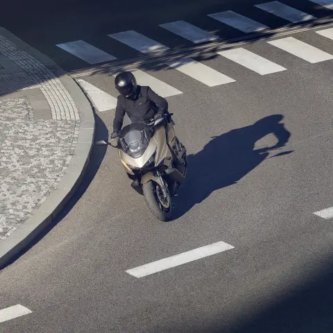 Imagen de la motocicleta Forza 750 en la calle.