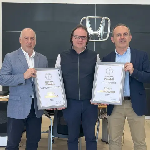 Concesionario francés recibiendo su premio de ventas.