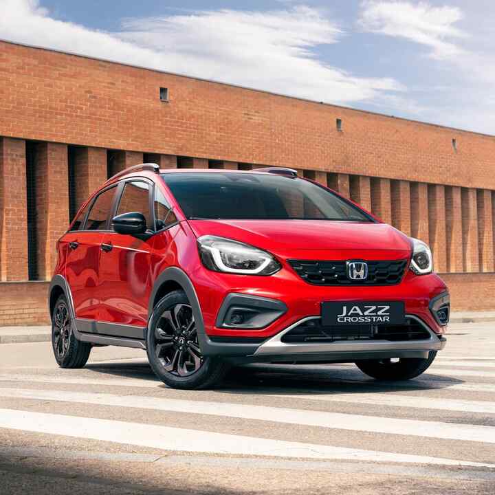 Imagen frontal de 3/4 del Honda Jazz Crosstar circulando por una carretera costera.